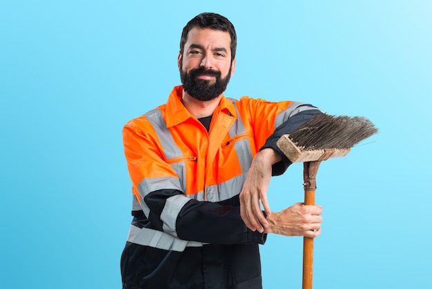 Foto hombre de la basura en fondo colorido