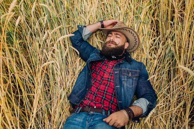 Hombre beared con modelado de sombrero