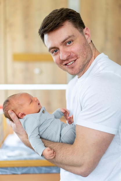 Foto un hombre con un bebé en sus brazos el amor de un padre un momento tierno entre un hombre y su bebé