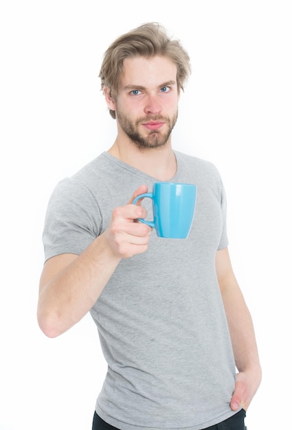 El hombre bebe de una taza de café o té aislada de fondo blanco