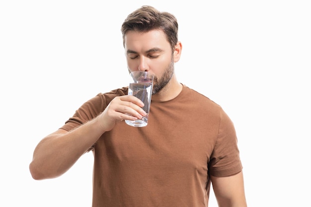 Hombre bebiendo agua retrato de feliz hombre sonriente con un vaso de agua fresca chico sediento refrescante wa