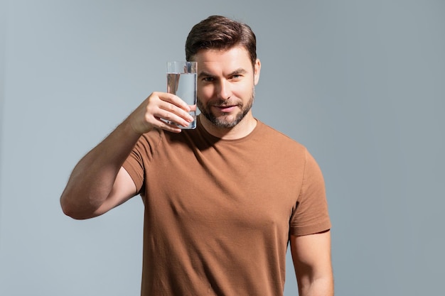 Hombre bebiendo agua retrato de hombre feliz sonriente con un vaso de agua dulce hombre sediento refrescante