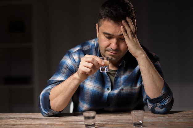 Foto hombre bebiendo alcohol por la noche