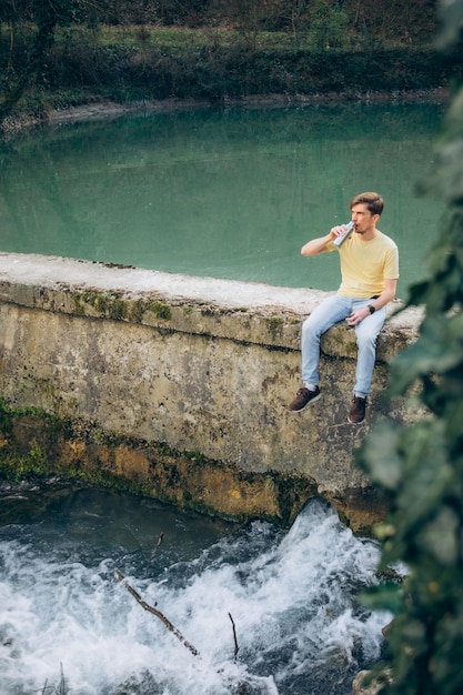 Un hombre bebiendo de una botella de agua.