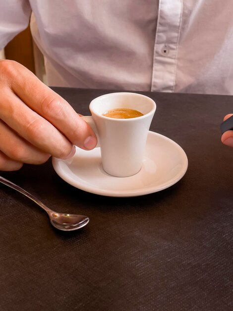 Hombre bebiendo café en una terraza