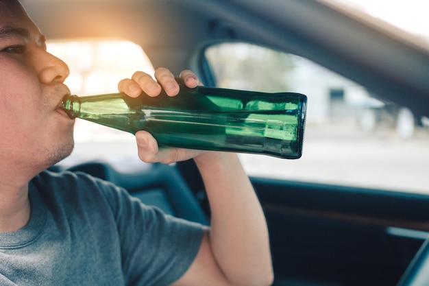 Foto hombre bebiendo cerveza mientras está sentado en el coche