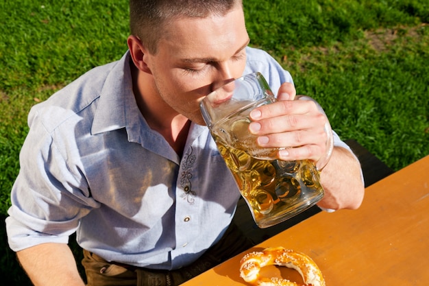 hombre bebiendo cerveza