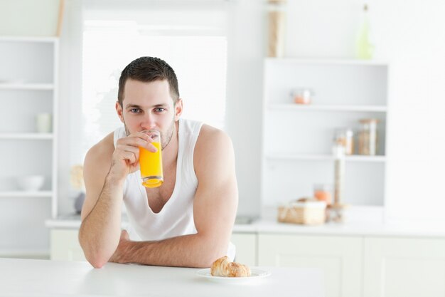 Hombre bebiendo jugo de naranja