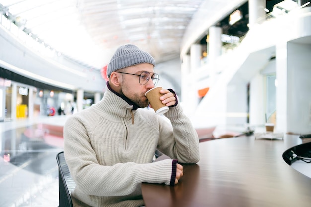 Hombre bebiendo una taza de café en el café