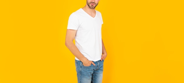 Hombre de belleza para hombre con cerdas en camisa blanca recortada joven sobre fondo amarillo