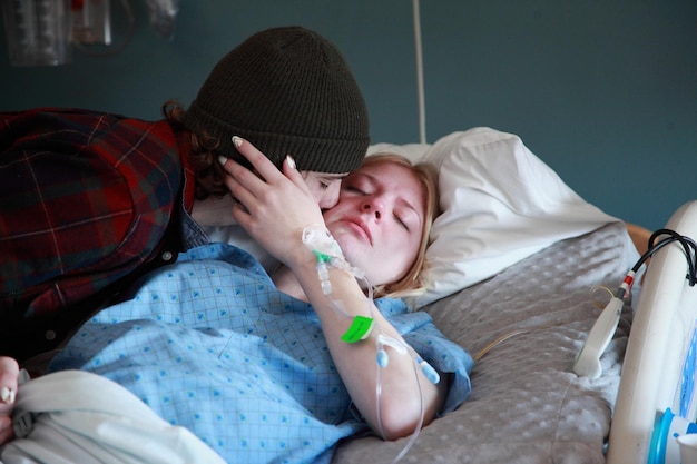 Foto hombre besando a una mujer en el hospital