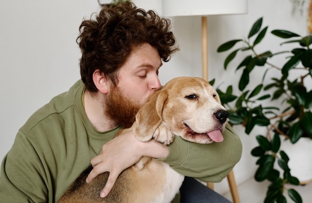 Hombre besando a su adorable perro