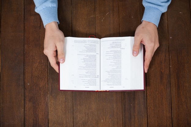 Hombre con una biblia