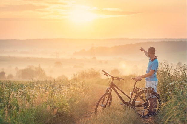 Hombre con una bicicleta al aire libre.