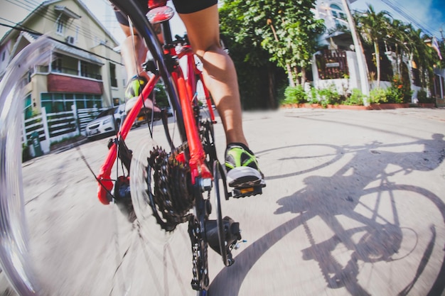 Foto hombre en bicicleta en la calle de la ciudad