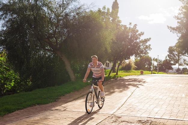 Foto hombre en bicicleta en la calle