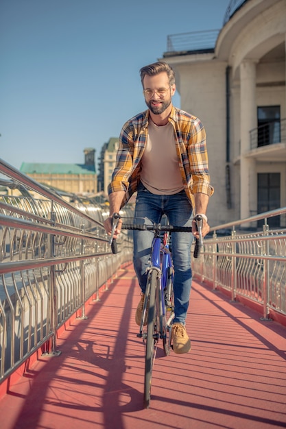 Foto hombre en bicicleta en la calle