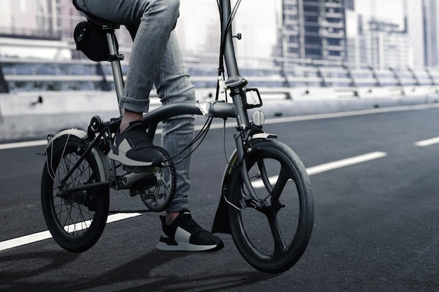 Hombre en bicicleta en la calle