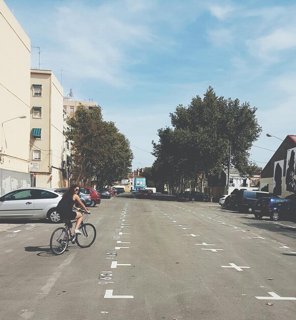 Foto hombre en bicicleta en la carretera de la ciudad