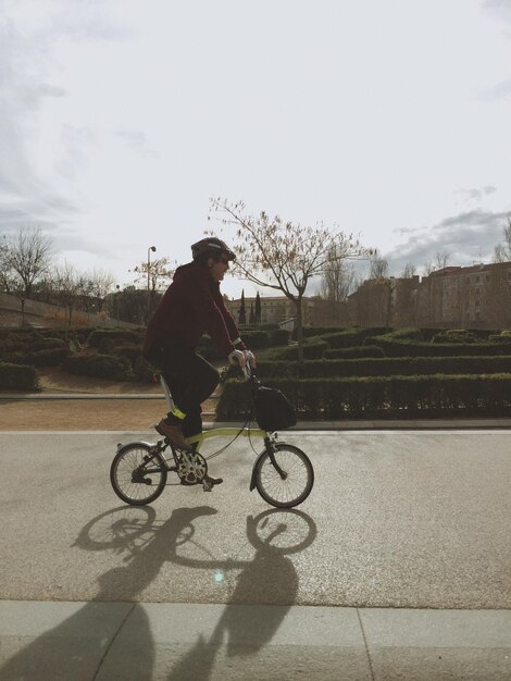 Foto hombre en bicicleta en la carretera