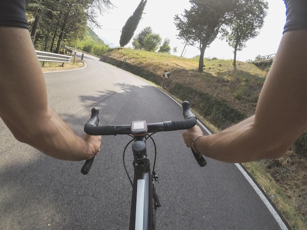 Foto hombre en bicicleta en la carretera