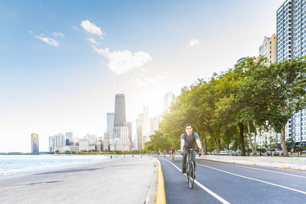Hombre en bicicleta en Chicago con la ciudad