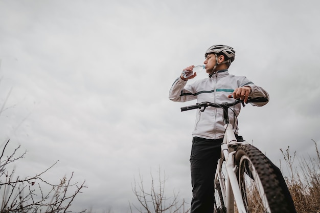 Hombre en bicicleta de montaña con espacio de copia