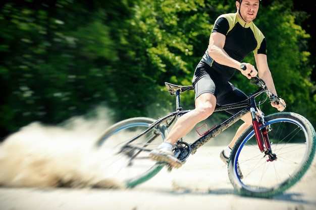 Hombre en bicicleta