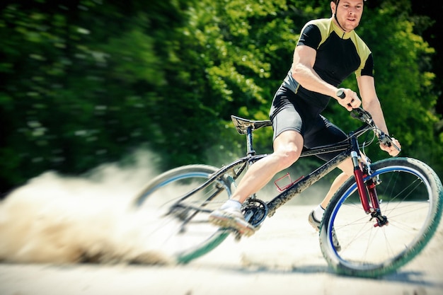 Foto hombre en bicicleta