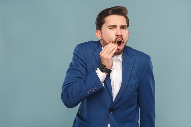 Foto hombre bien vestido con dolor en los dientes