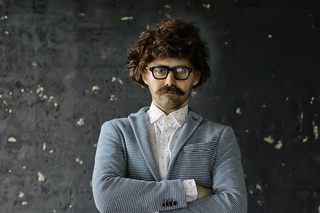 hombre bigotudo con traje clásico y anteojos antiguos, retrato hipster rizado, cabello largo