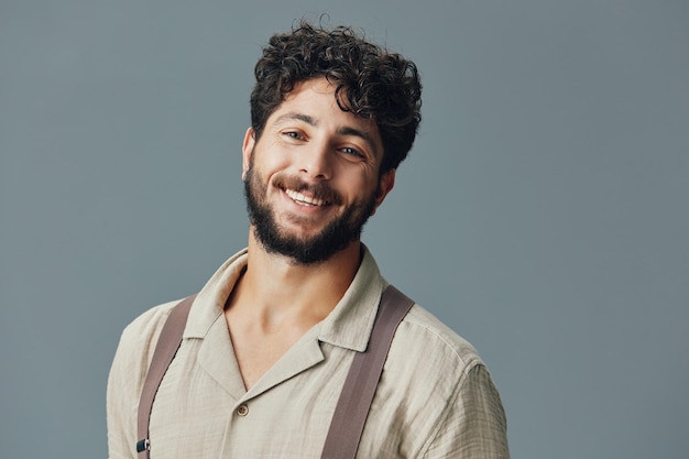 Hombre blanco aislado hombre atractivo retrato de confianza sonrisa modelo feliz fondo rostro adulto joven