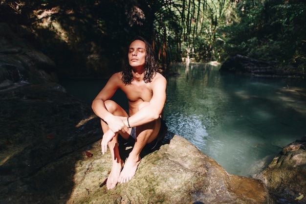 Hombre blanco disfrutando de la cascada