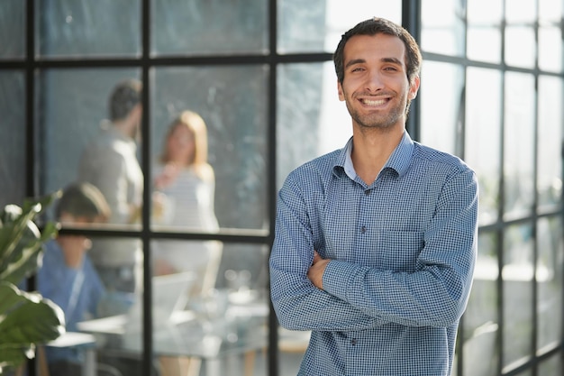Hombre blanco de mediana edad creativo en un salón de oficina informal mirando a la cámara