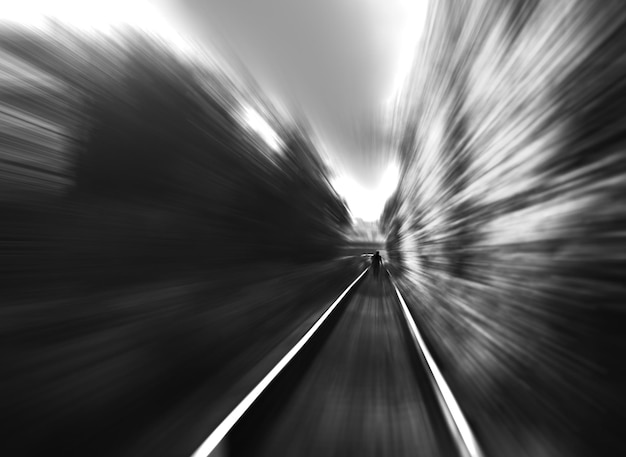 Hombre blanco y negro sobre fondo de desenfoque de movimiento ferroviario