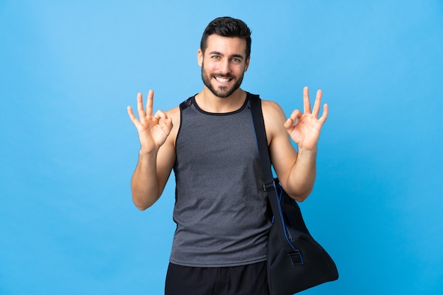 Hombre con bolsa de deporte en estudio