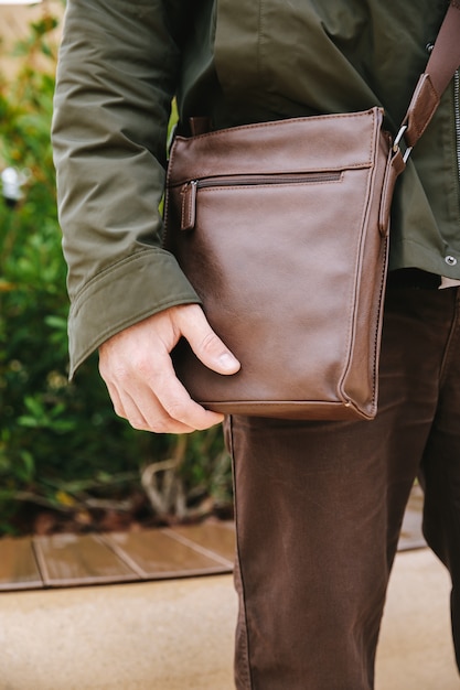 Hombre con bolsa