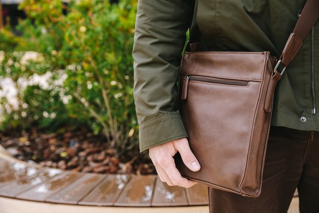 Hombre con bolsa