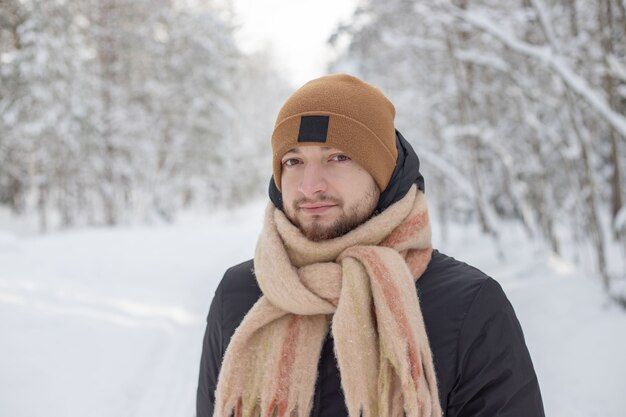 hombre en el bosque de invierno