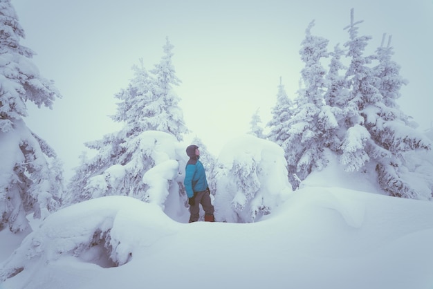 hombre, en, bosque nevado