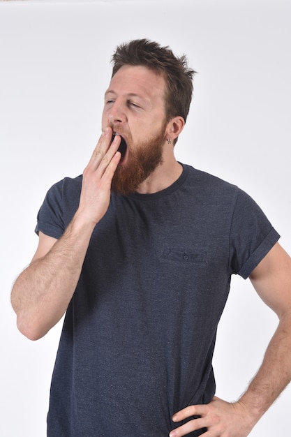 Hombre bostezando en blanco