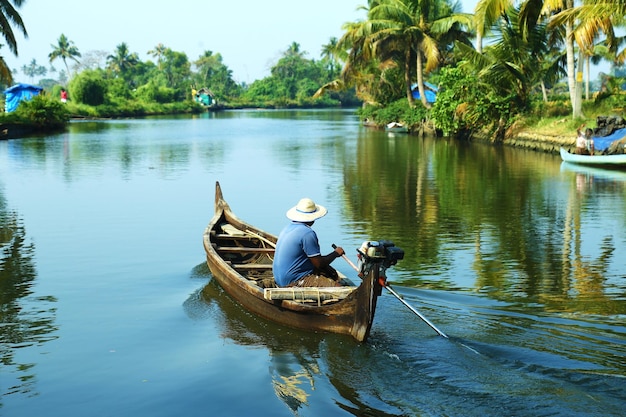 Foto un hombre en un bote en un río