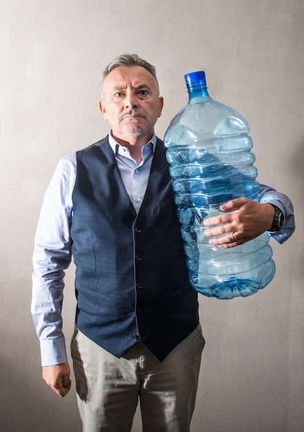 Hombre con una botella de agua gigante