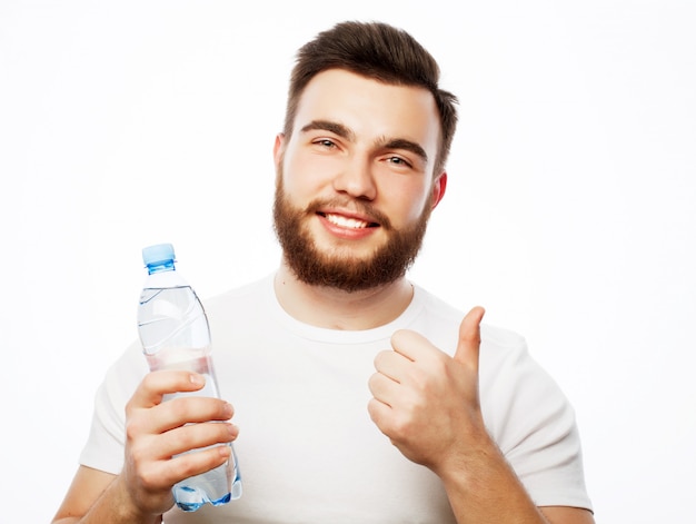 hombre con botella de agua