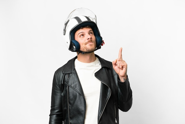 Hombre brasileño con un casco de motocicleta sobre un fondo blanco aislado que señala una gran idea