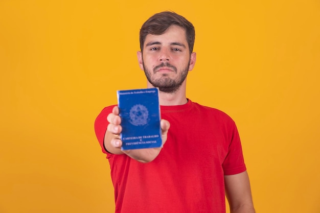 Foto hombre brasileño con documento de trabajo y seguridad social carteira de trabalho e previdencia social