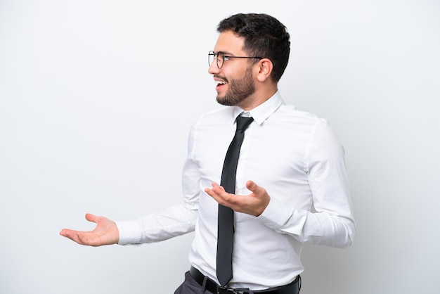 Hombre brasileño de negocios aislado de fondo blanco con expresión facial sorpresa