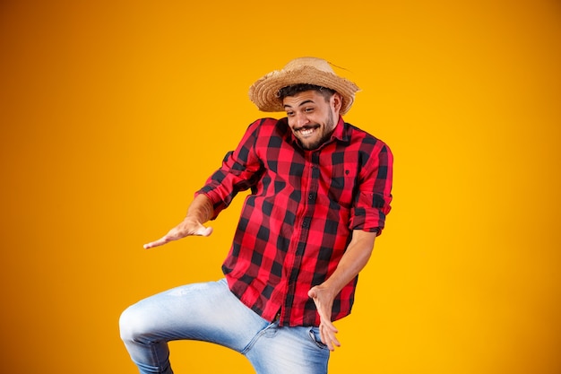 Hombre brasileño con ropa típica para la Festa Junina