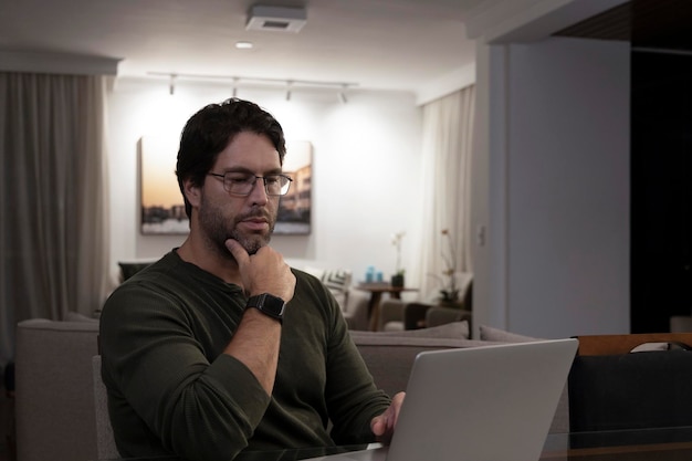 Foto hombre brasileño trabajando en casa