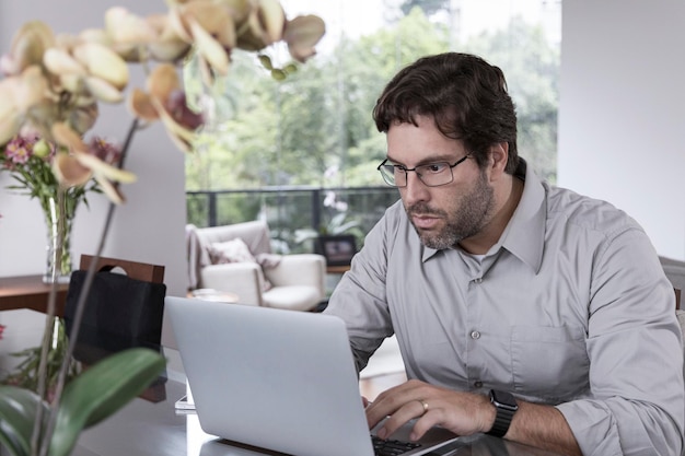 Foto hombre brasileño trabajando en casa